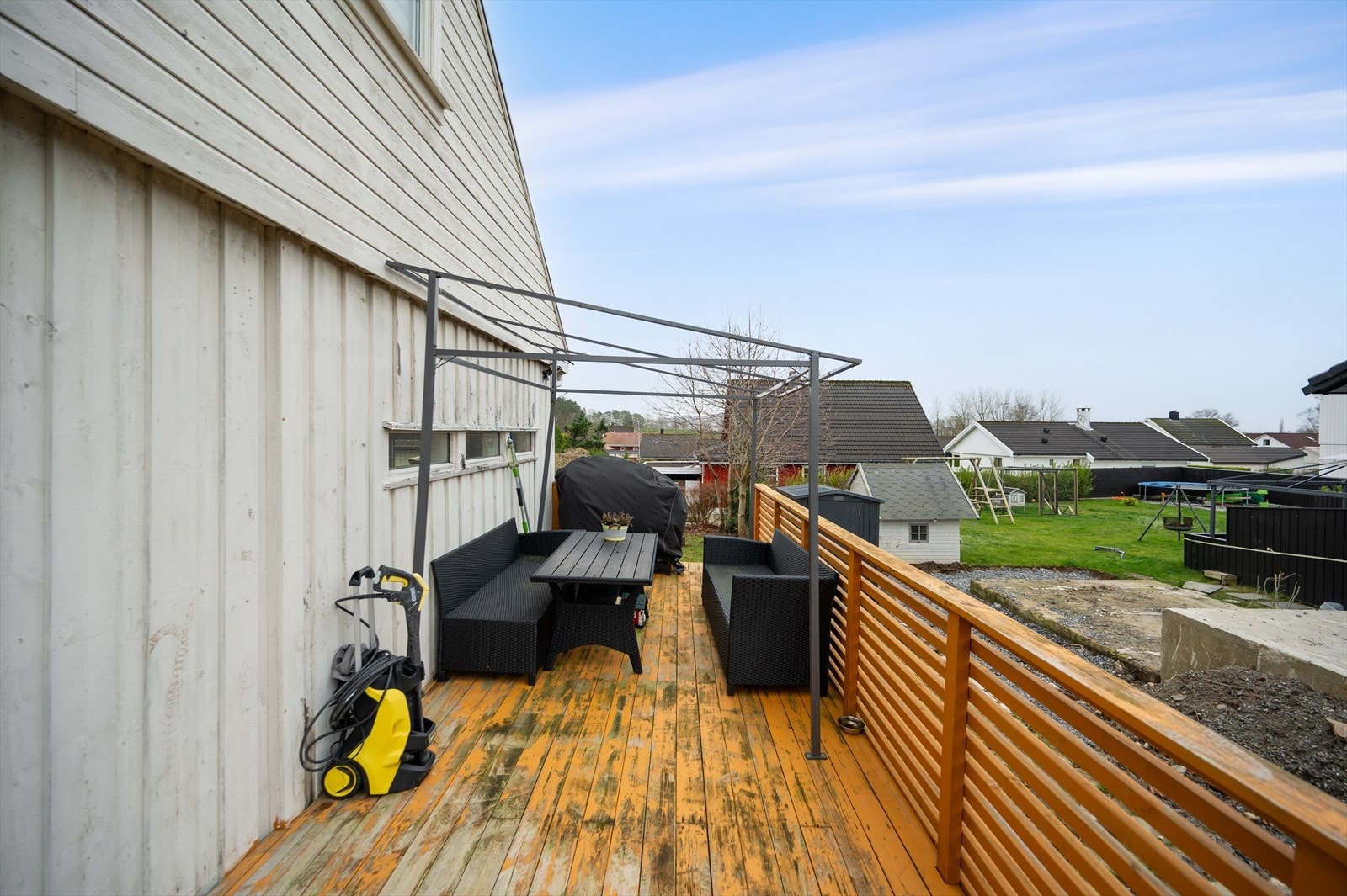 Det gjøres oppmerksom på at tilbygg med bad i kjeller og terrasse over ikke er byggemeldt og godkjent. Galleribilde