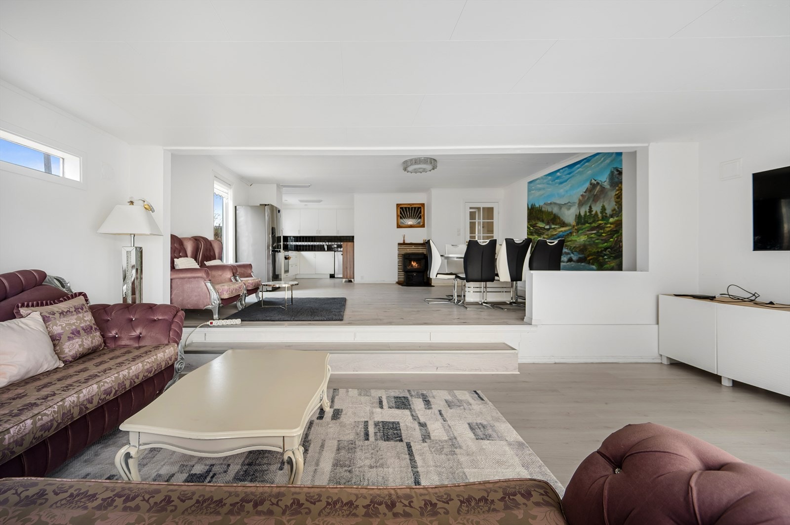 Stuen, spisestuen og kjøkkenet ligger i en åpen løsning. Galleribilde