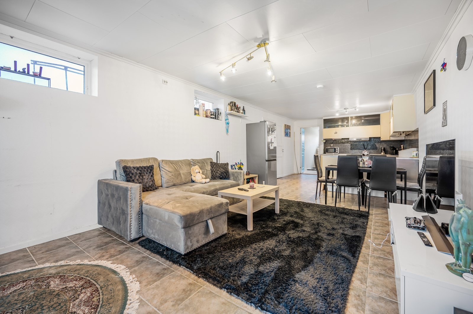 Kjelleren er i dag innredet med entré, stue og kjøkken, soverom samt bad/vaskerom som utgjør en hybelleilighet. Det gjøres oppmerksom på at kjelleren ikke er godkjent til varig opphold, samt ikke godkjent til utleie. Galleribilde