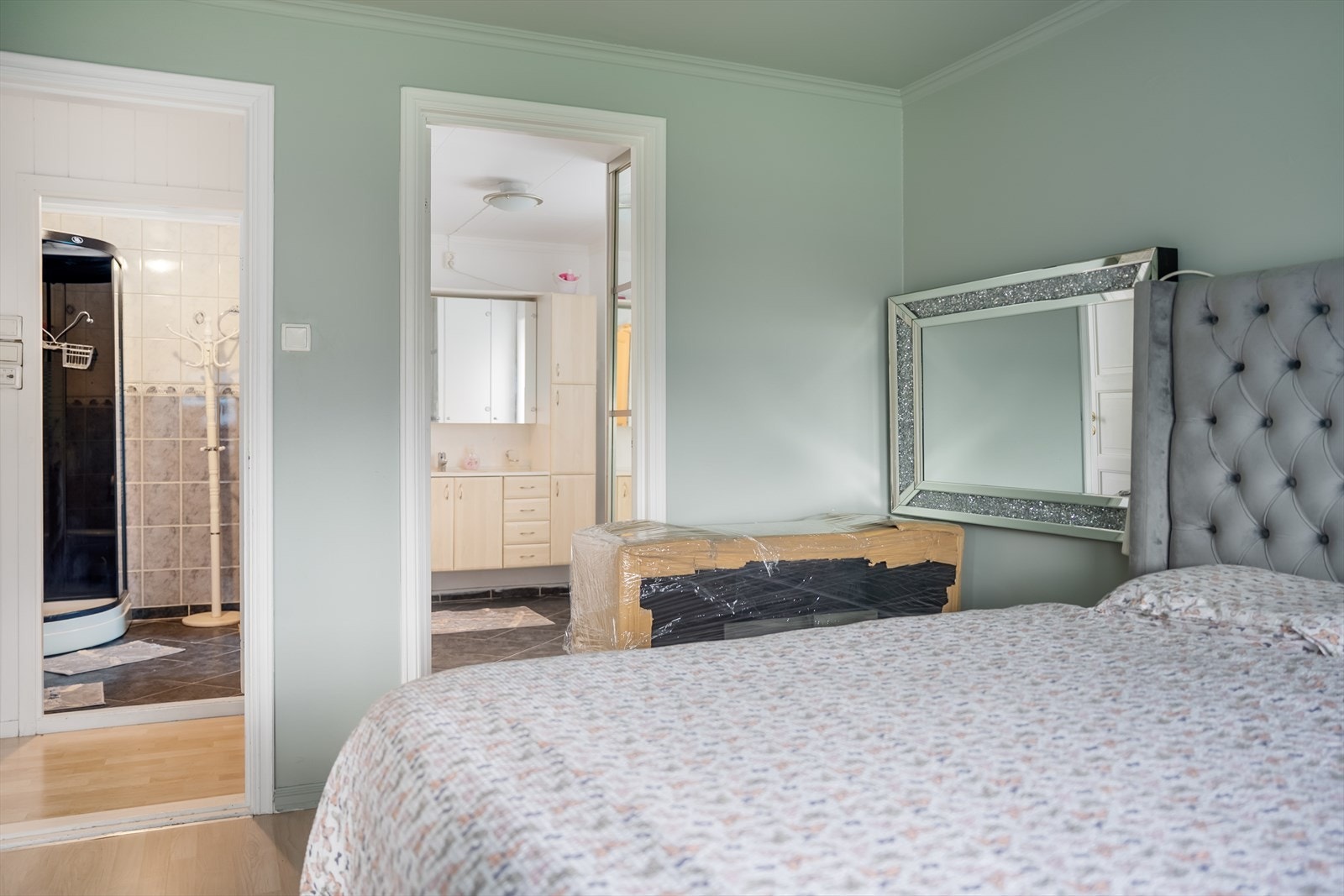 Fra soverommet har du direkte tilgang til et romslig bad. Galleribilde