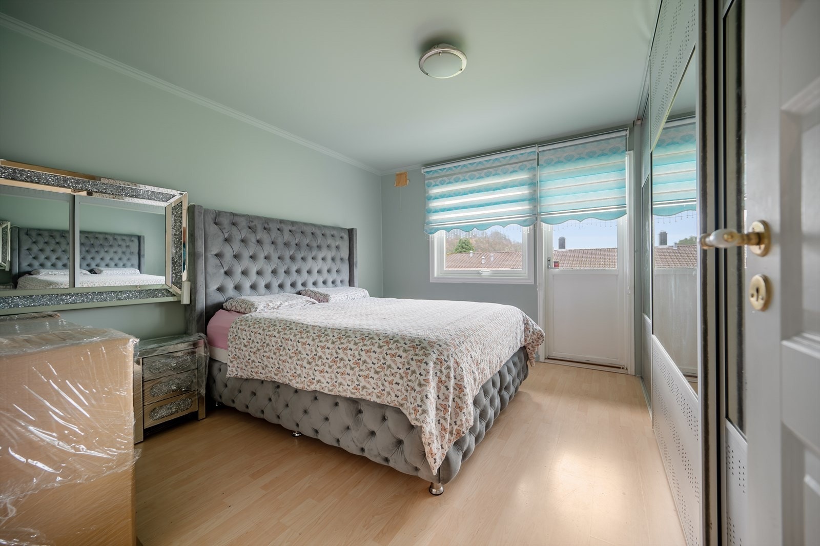 Fra soverommet er det utgang til en balkong på ca. 7 kvm (uten rekkverk). Galleribilde