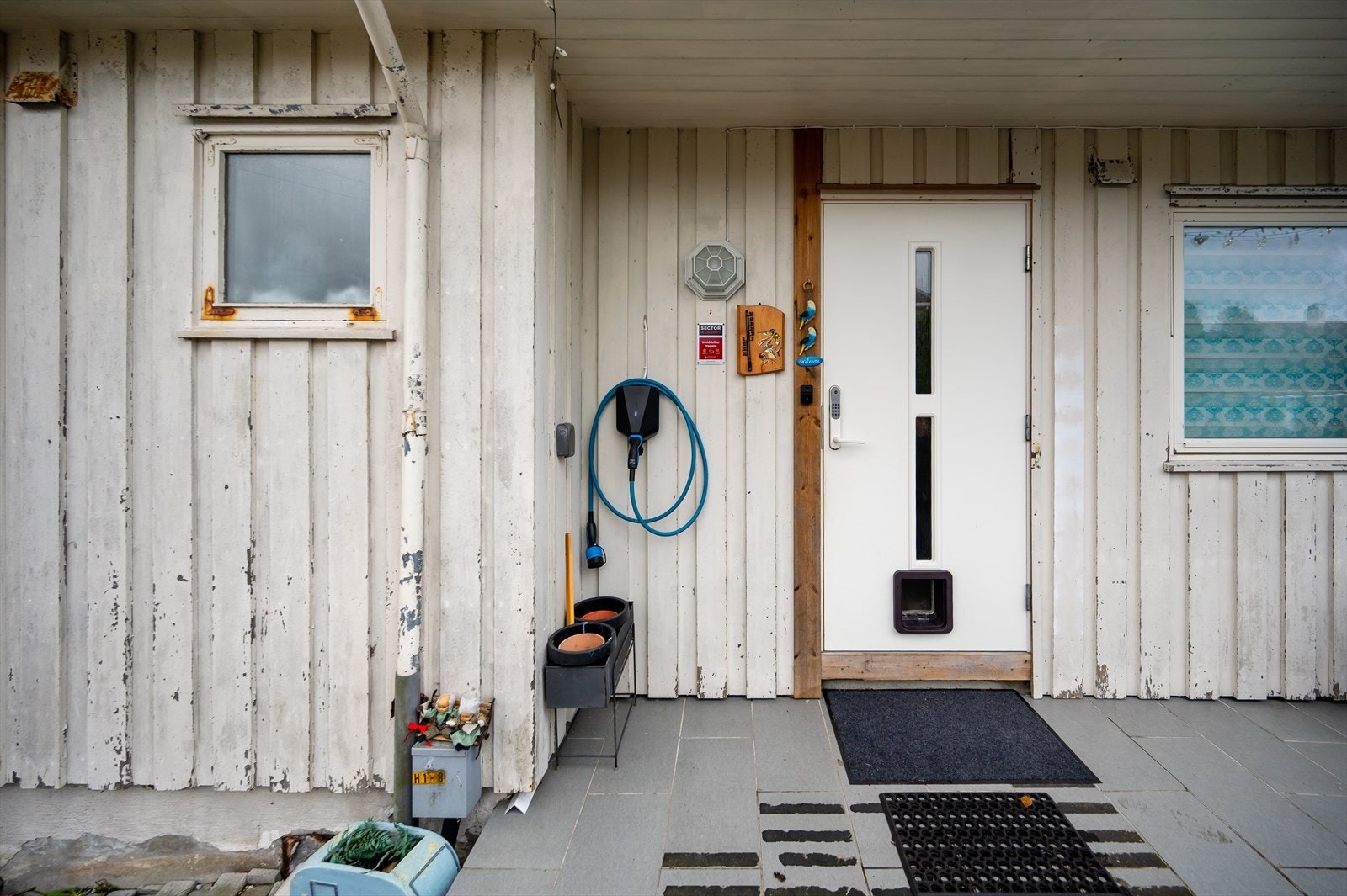 Huset har en malt ytterdør med elektronisk dørlås. Galleribilde