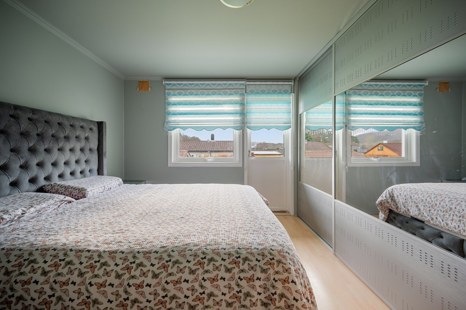 Hovedsoverommet i 1. etasje er lyst og luftig med store vindusflater. Stor skyvedørsgarderobe medfølger. Galleribilde