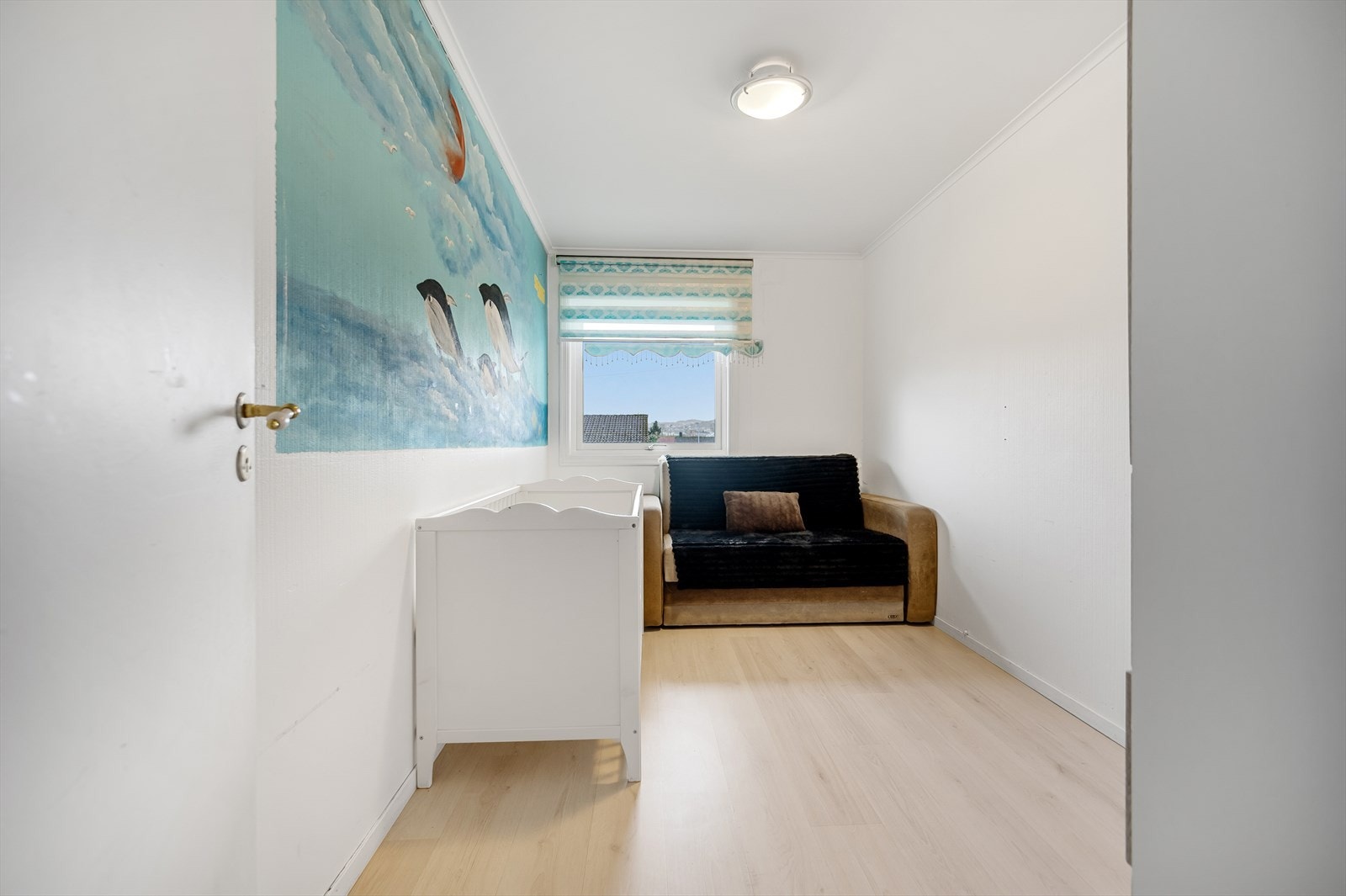 I 1. etasje er det en barnevennlig planløsning med tre soverom. Galleribilde