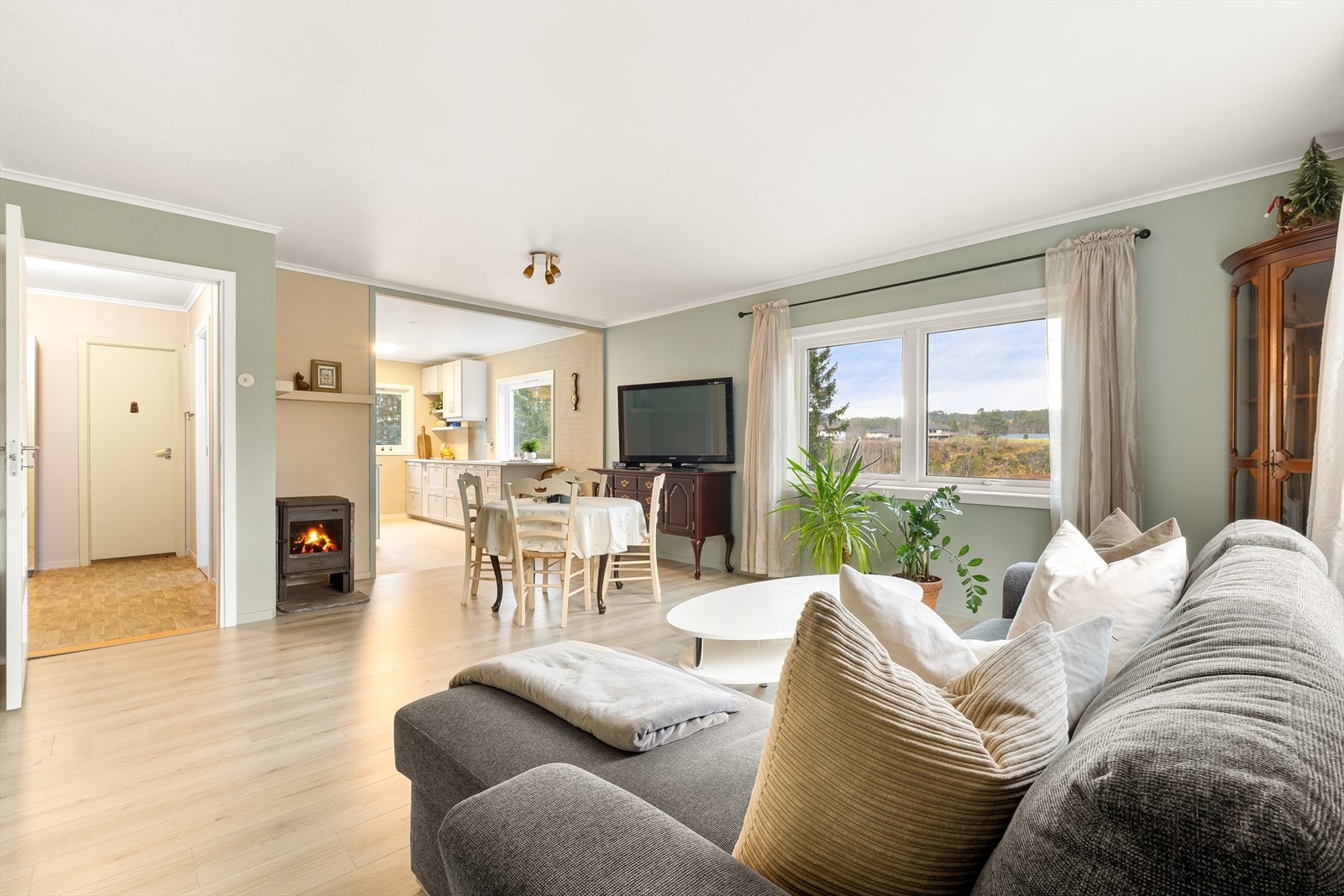 Boligen har en romslig og åpen løsning mellom stue- og kjøkken. Galleribilde