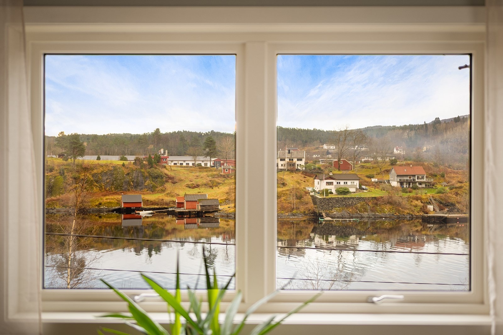 I stuen er det store vindusflater som slipper inn godt med dagslys og rammer inn den flotte utsikten mot Fotlandsvågen. Galleribilde