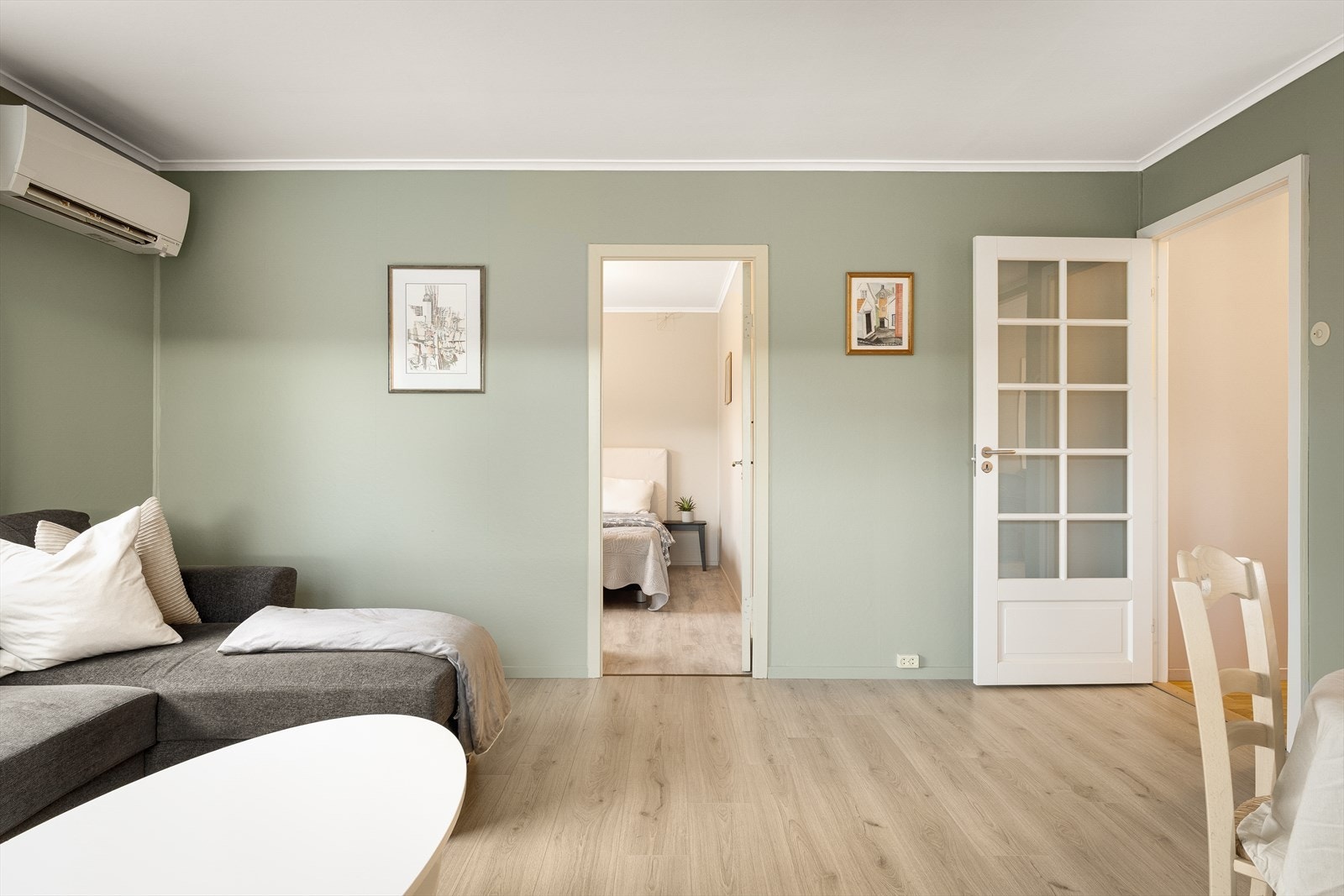 Vedovn og varmepumpe i stuen skaper både varme og hyggelig atmosfære. Galleribilde