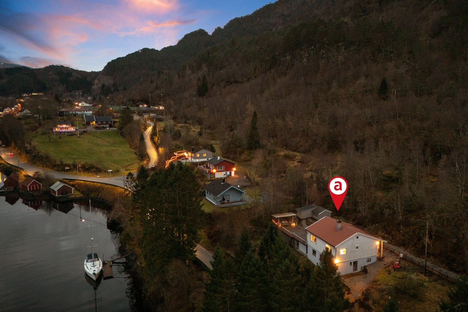 En innholdsrik enebolig beliggende i rolige og naturskjønne omgivelser ved Fotlandsvågen. Galleribilde