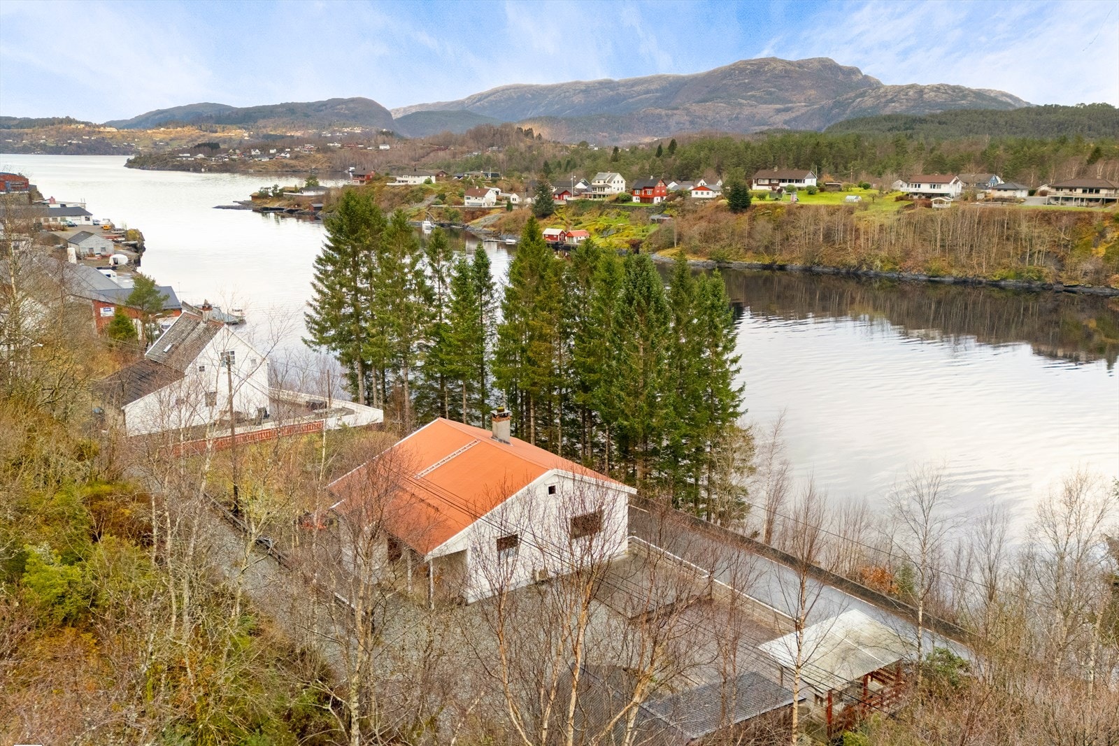 Det er ca. 30 minutters kjøretur til Arna og 45 minutter å kjøre til Åsane, og ca. 55 minutter til Bergen sentrum. Galleribilde