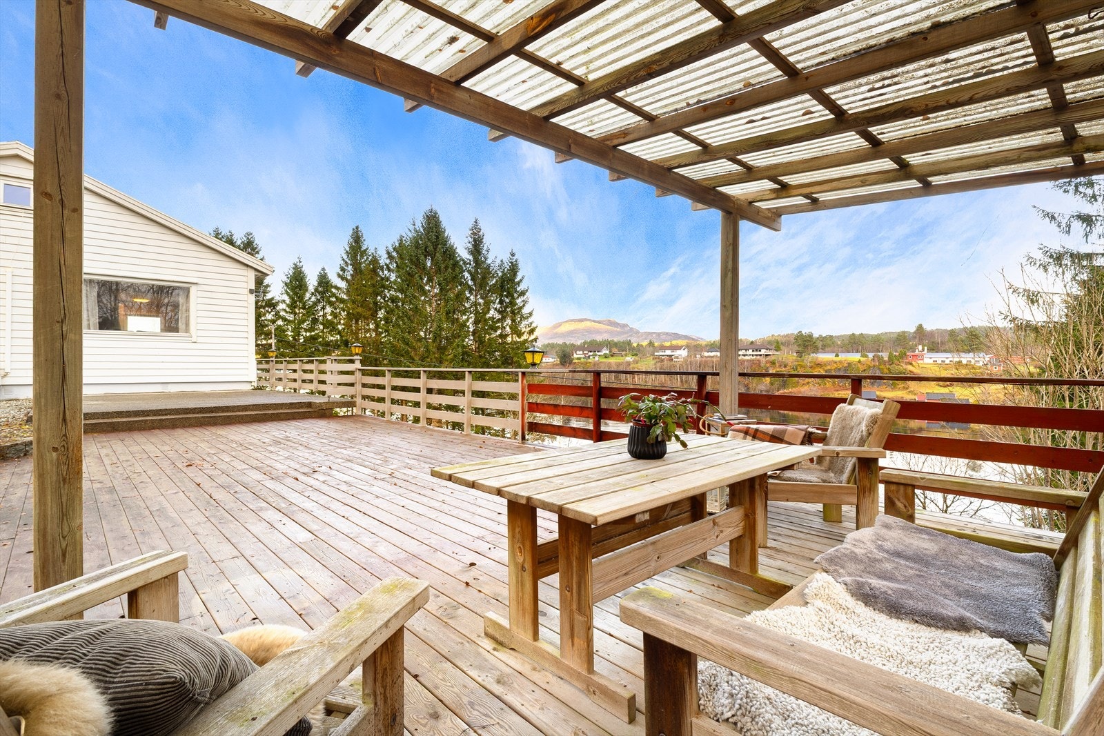 Deler av uteplassen er overbygget, som gjør uteplassen lun og usjenert. Galleribilde