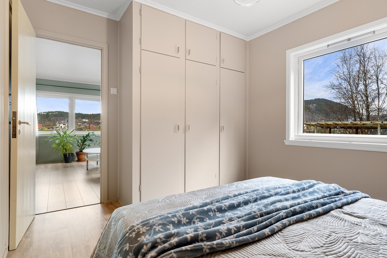 Tre av rommene ligger i hovedetasjen og har et areal på 9,7 m², 6,7 m² og 10,8 m². Galleribilde