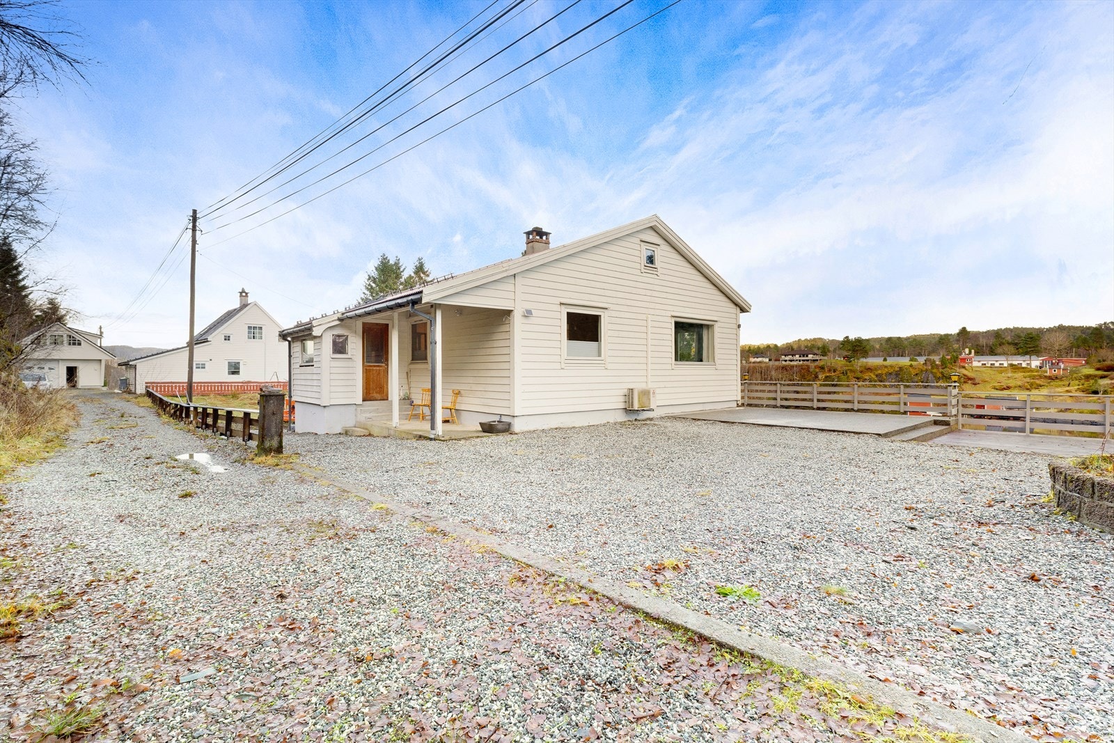 Eiendommen byr på en stor tomt på hele 1 066 m², som gir gode uteområder rundt boligen og mye boltreplass for familien. Galleribilde