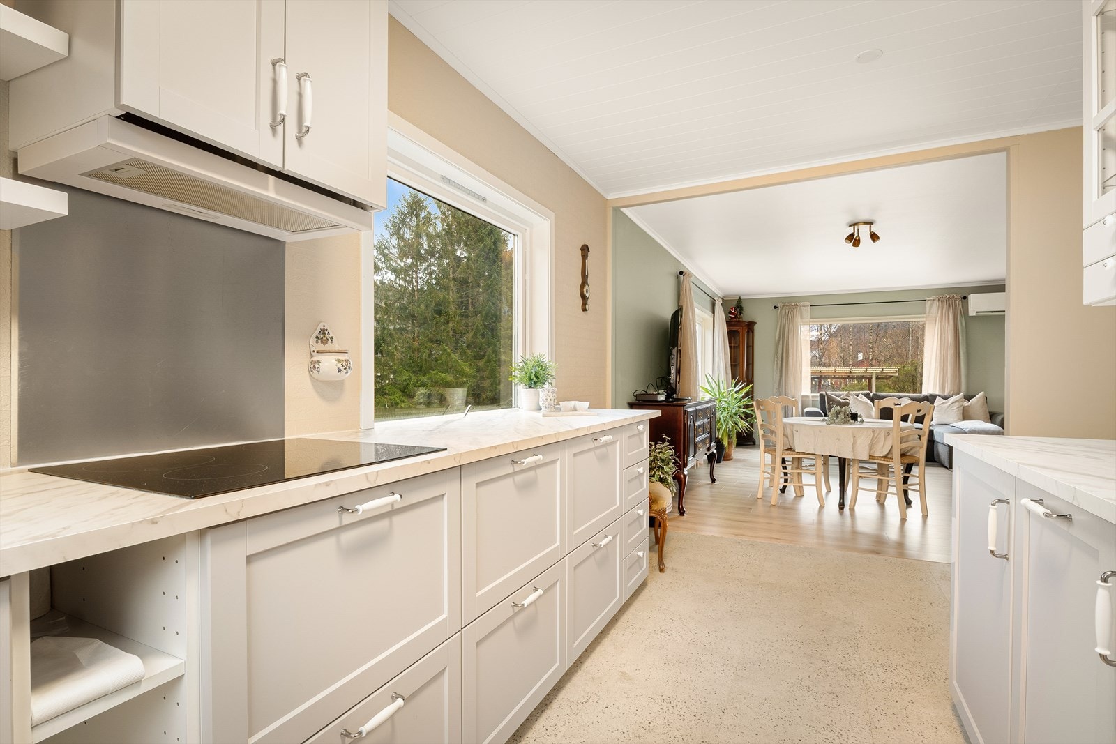 Kjøkkenet ligger praktisk plassert i tilknytning til stuen, noe som gir en god flyt i boligens hovedetasje. Galleribilde