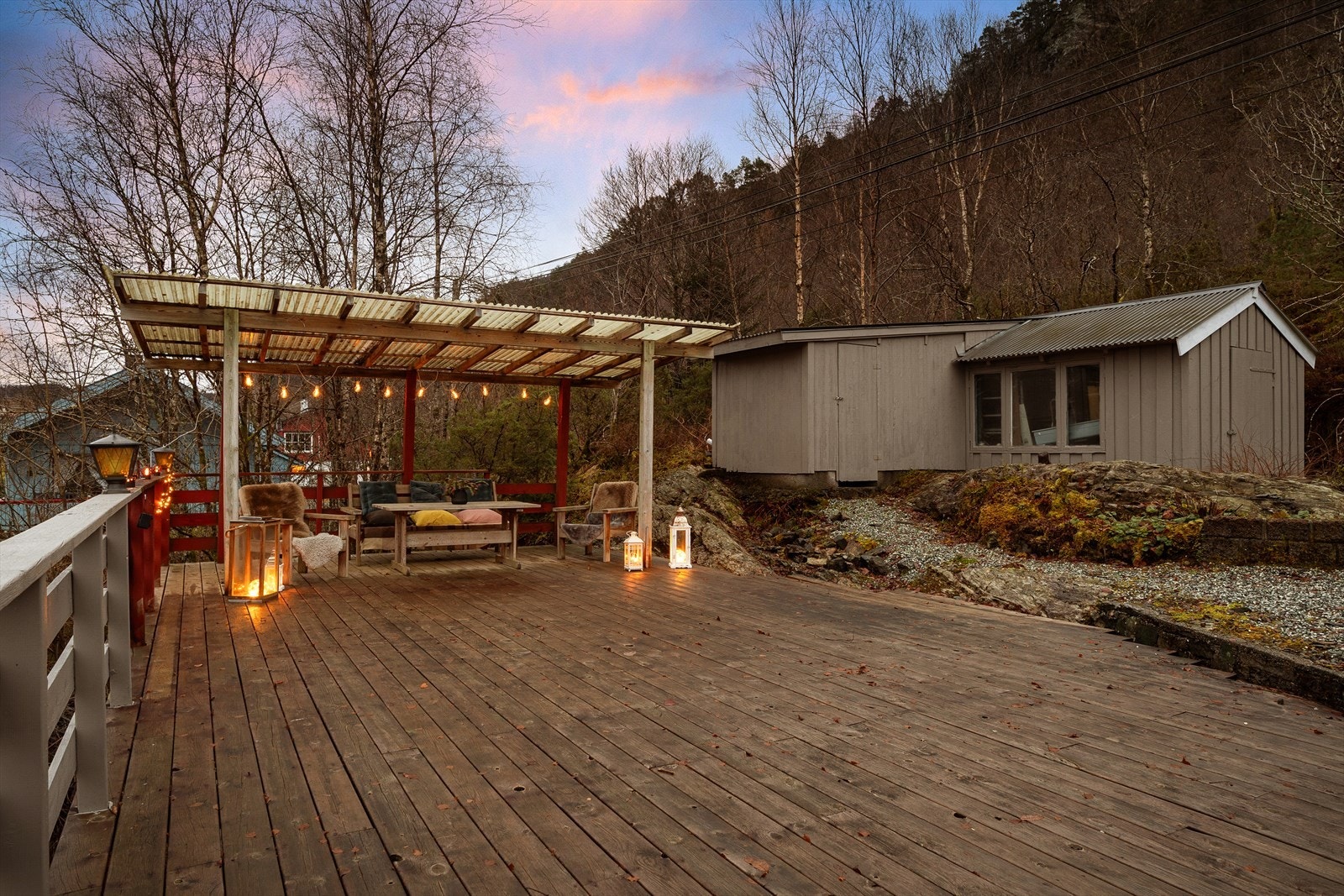 Ved terrassen er det uthus med god lagringsplass. Galleribilde