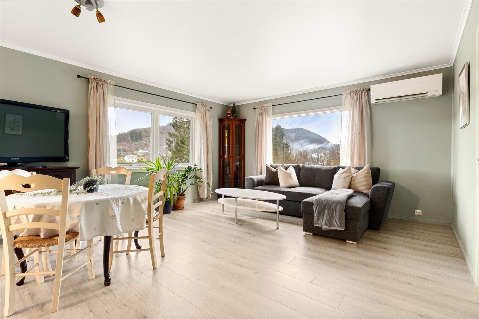 Lys og innbydende stue med stilrene overflater. Galleribilde