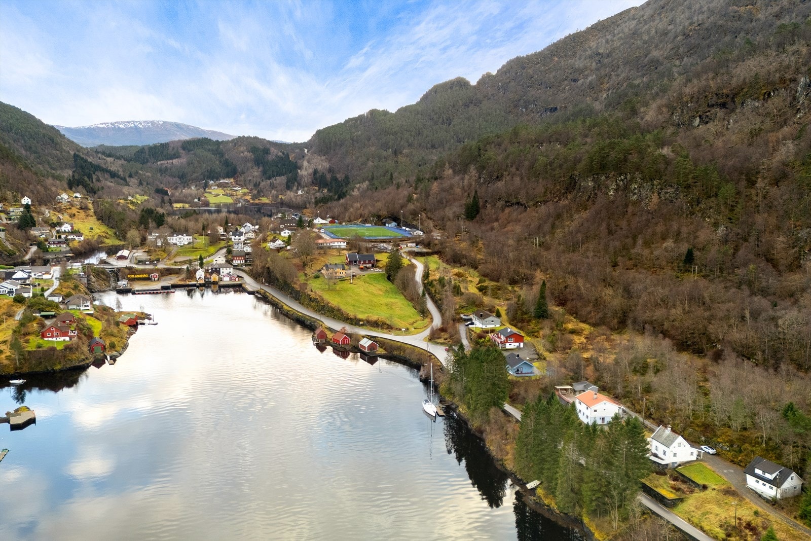 Det er mange flott turmuligheter i nærområdet, her kan det trekkes frem fotturer på Hanstveit og til Hanstveitholmane. Galleribilde