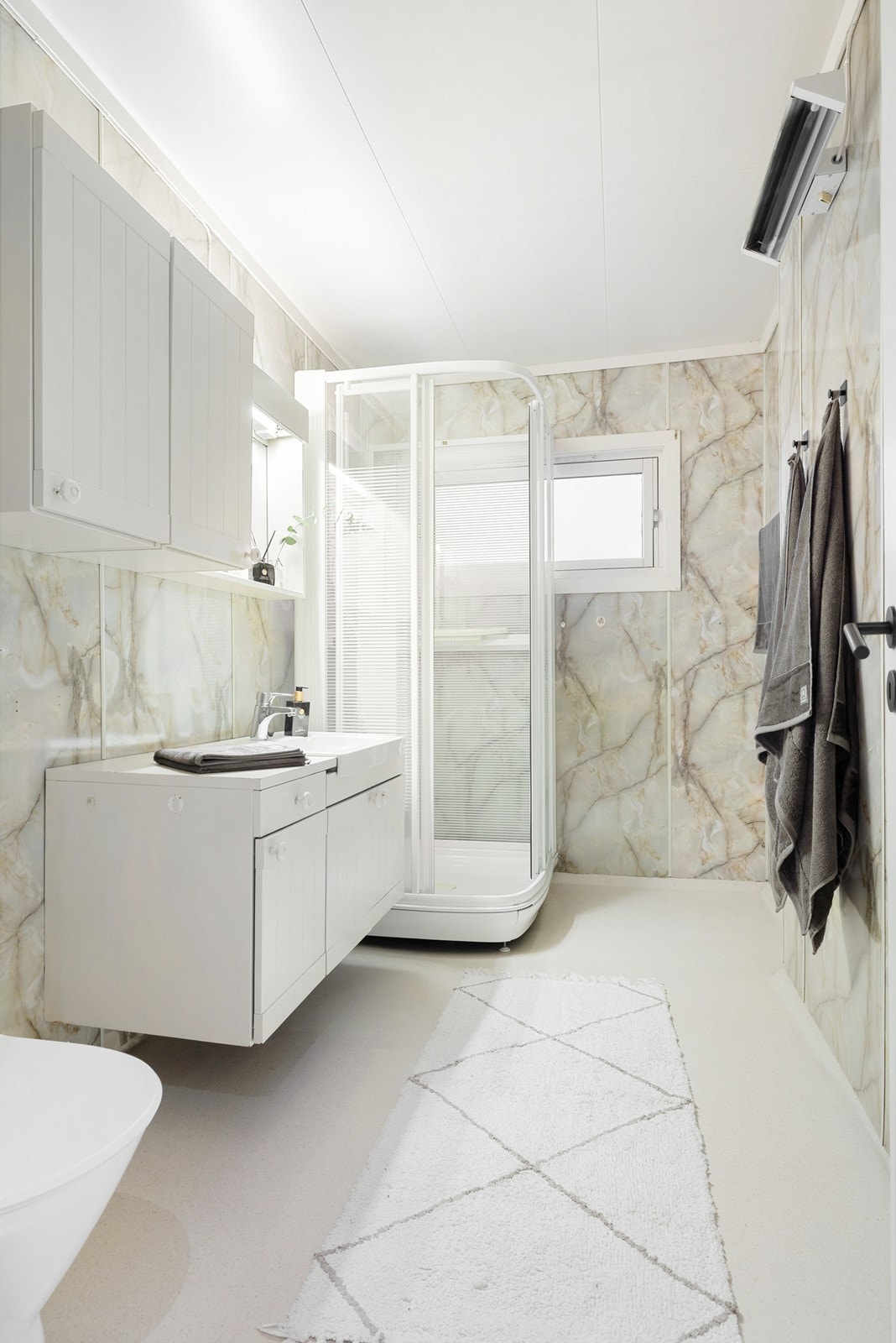 Baderom med dusjkabinett, innredning og wc Galleribilde