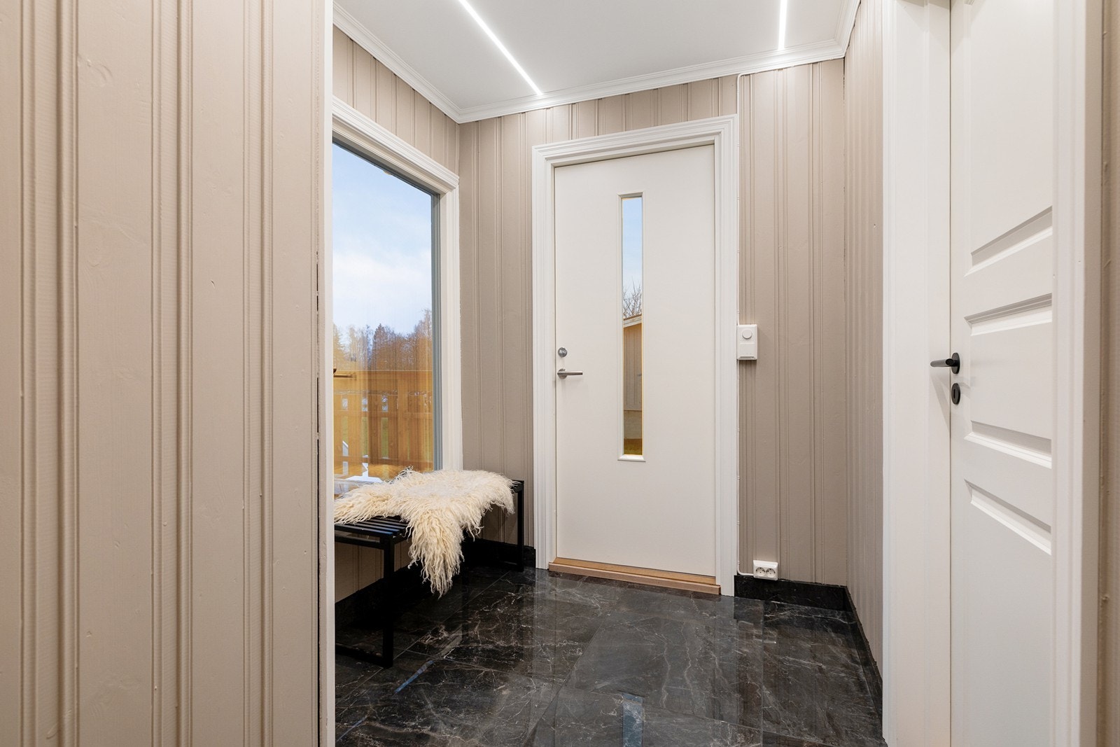 Velkommen inn! Vindfanget er pusset opp i 2025 med varmekabler og nye fliser. Nytt vindu. Galleribilde