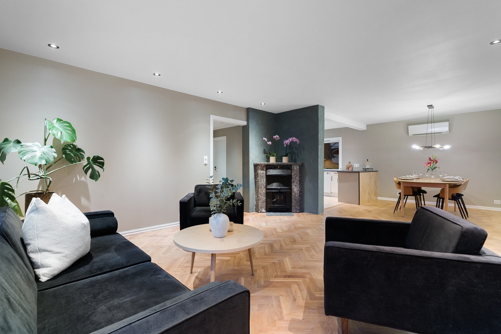 Åpen planløsning mellom stue og kjøkken Galleribilde