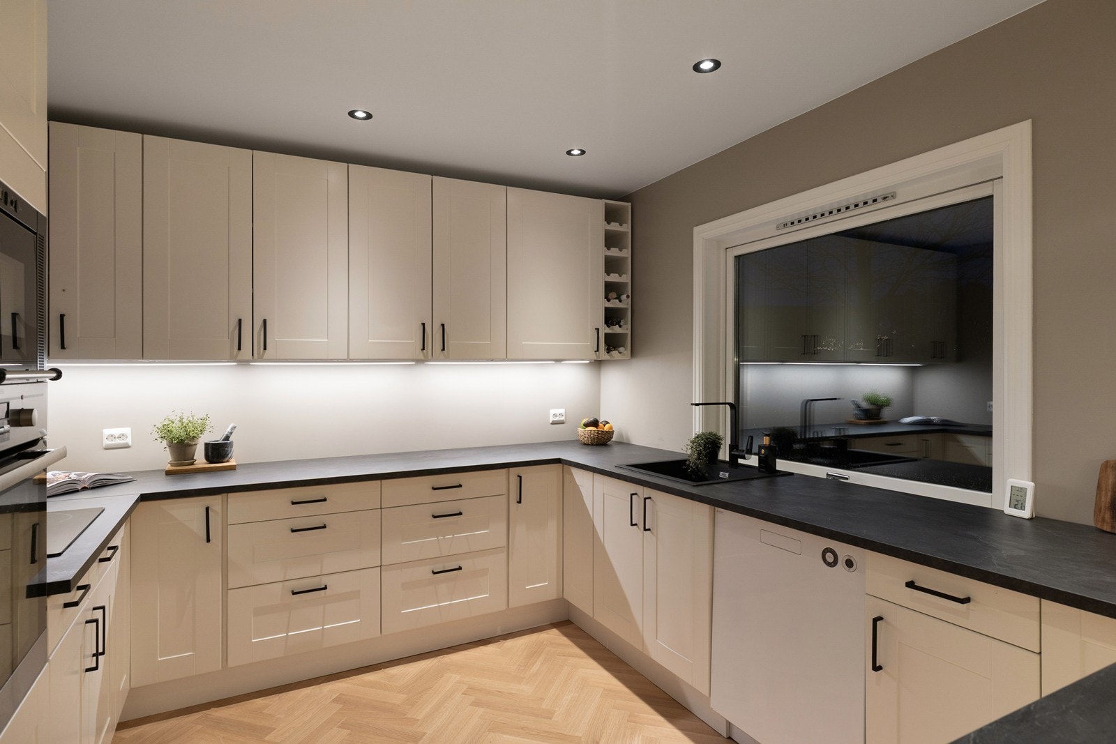 Det er lagt ny fiskebensparkett på kjøkkenet Galleribilde