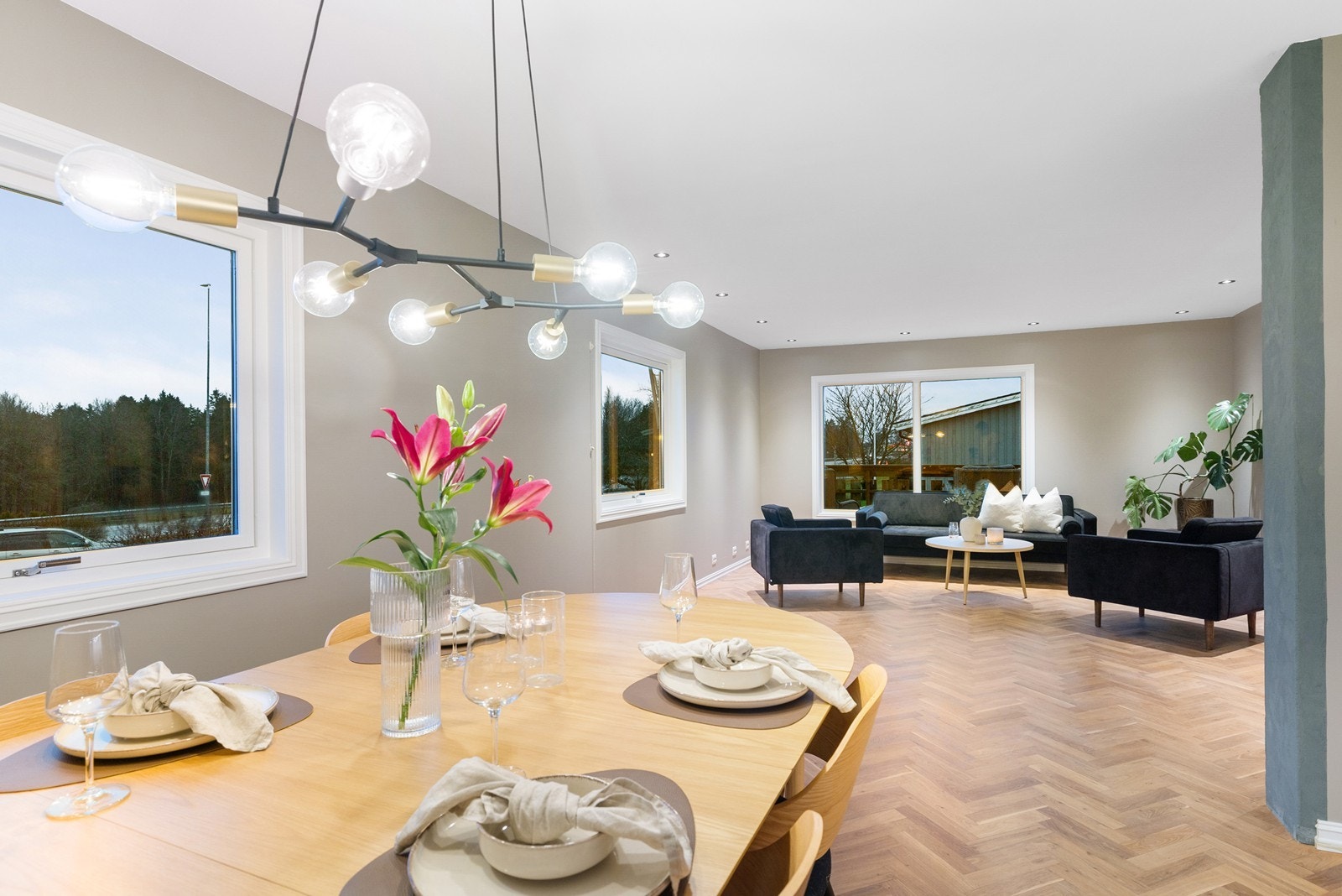 Åpen planløsning til stue som gir en fin sosial sone Galleribilde