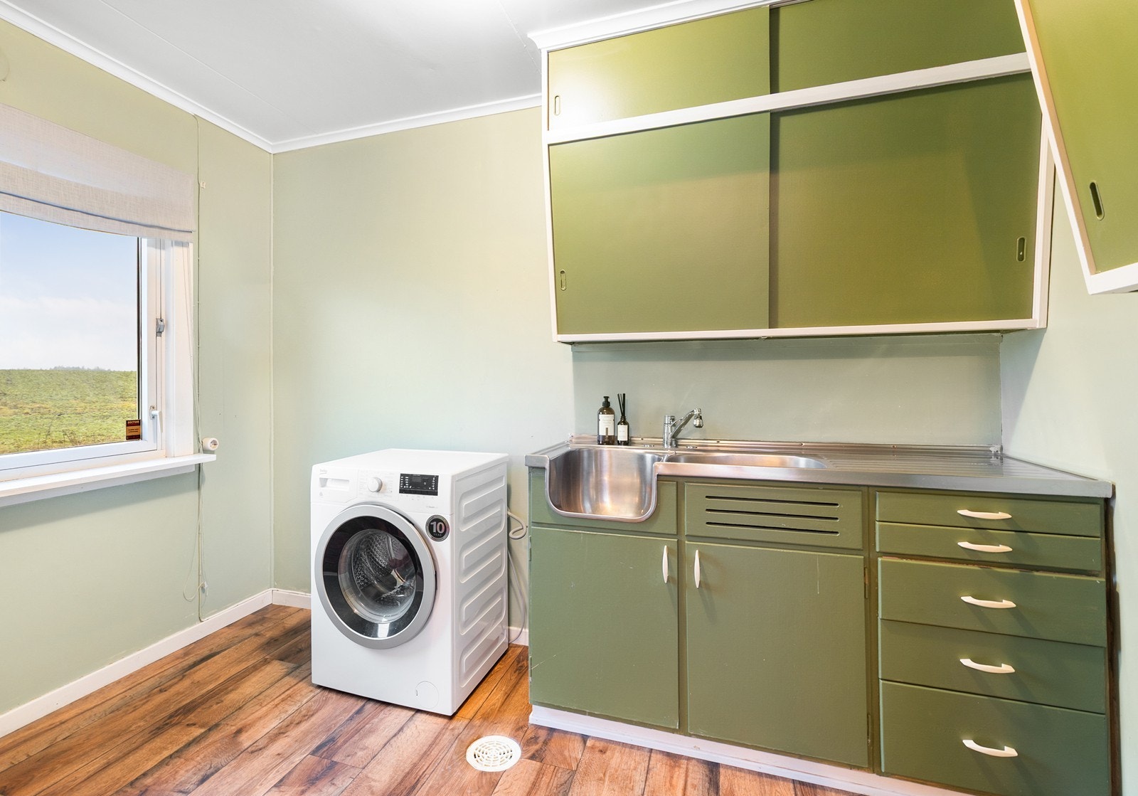 Grovkjøkken med opplegg for vaskemaskin Galleribilde