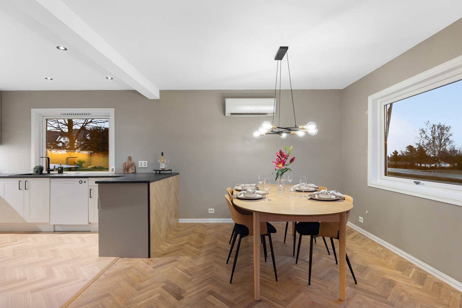 Godt med plass til å dekke langbord til alle anledninger Galleribilde