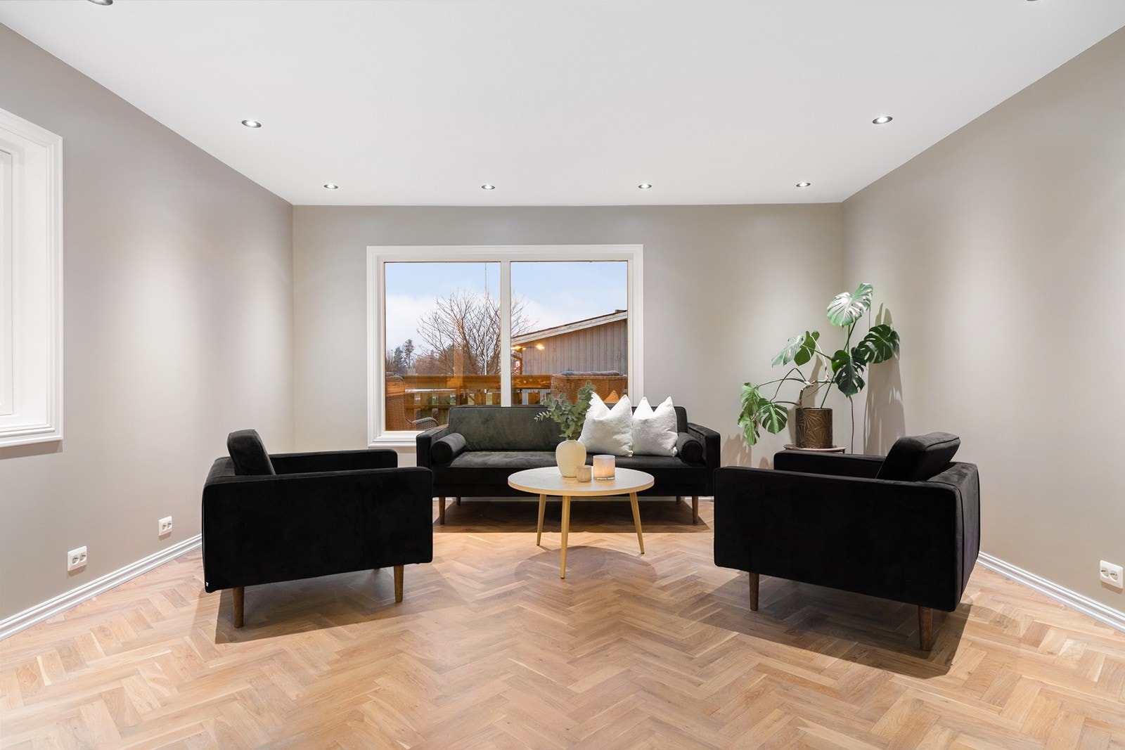 Lys stue med downlights, heltre eikegulv og slette malte overflater Galleribilde