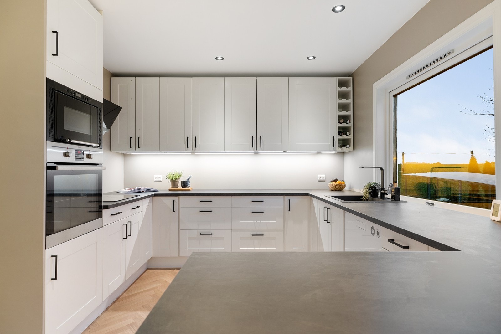 Profilert kjøkkeninnredning med laminat benkeplate Galleribilde