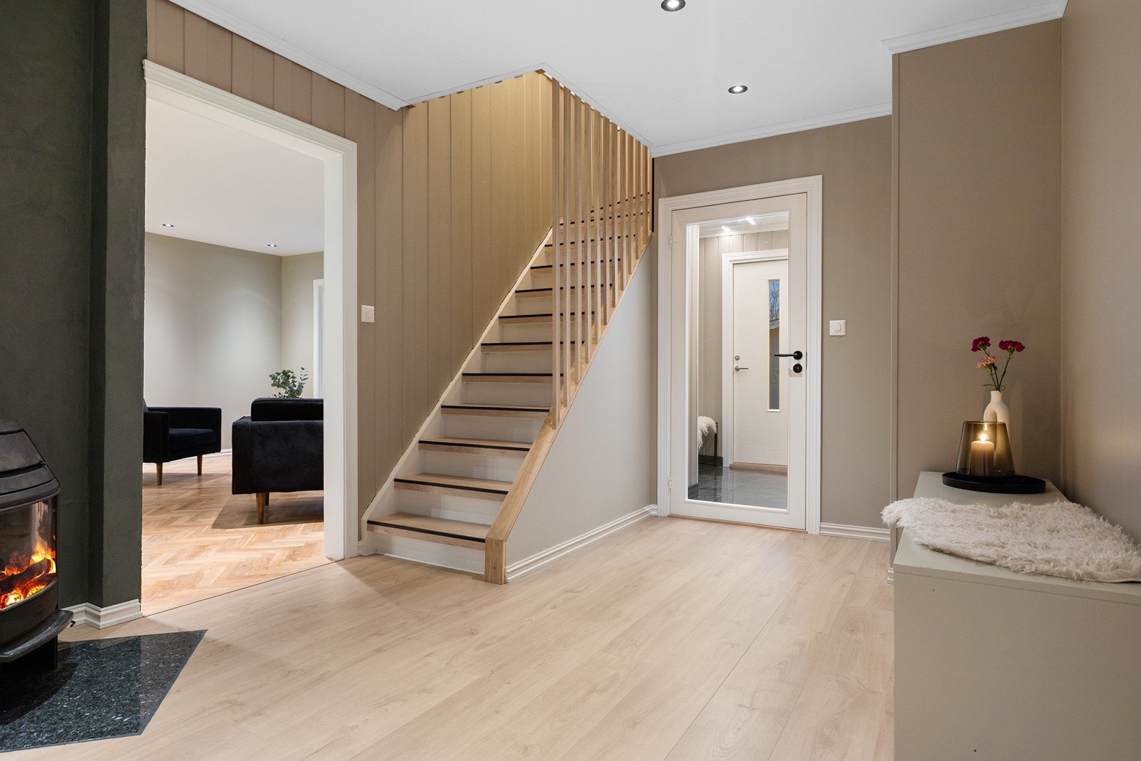 Lys tiltalende gang og entrè med vedovn. Rommet har blitt pusset opp i 2025. Galleribilde