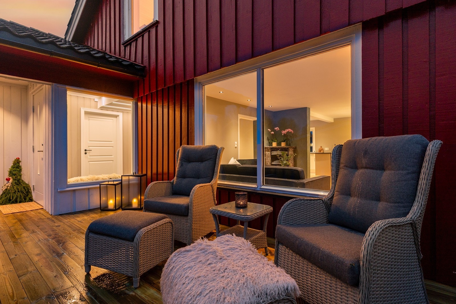 Innbydende terrasse ved inngangspartiet som er overbygget Galleribilde