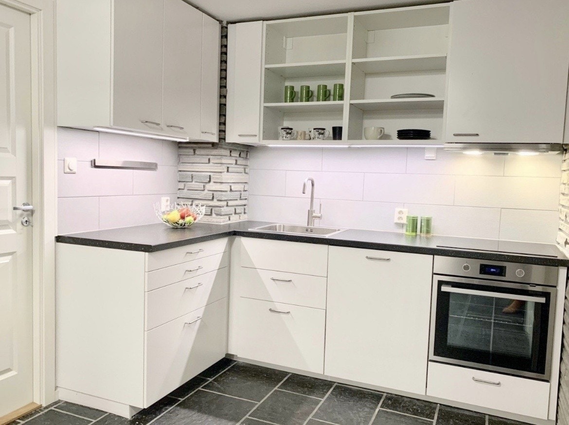 Nyere kjøkken med alt av hvitevarer, induksjon koketopp mm. Godt med skapplass og det meste av kjøkkenutstyr fins allerede her Galleribilde