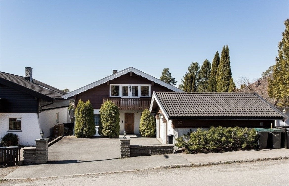 Fasaden. Gratis parkring på gaten Galleribilde