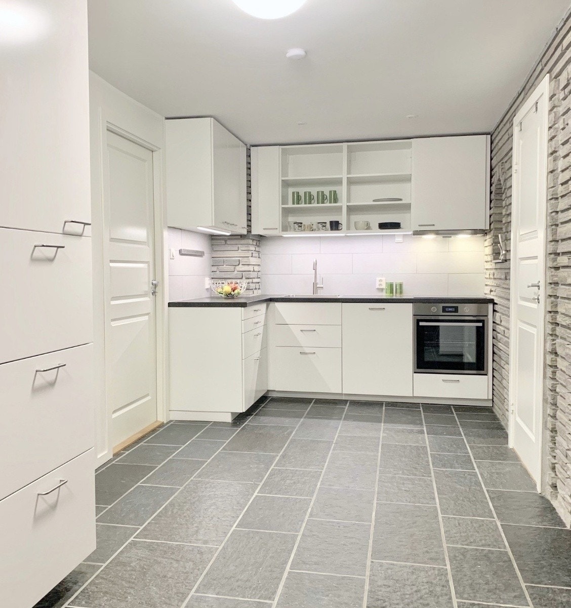 Godt med egen skap-plass på kjøkkenet. Her har alle sine egne skap og skuffer med god plass Galleribilde