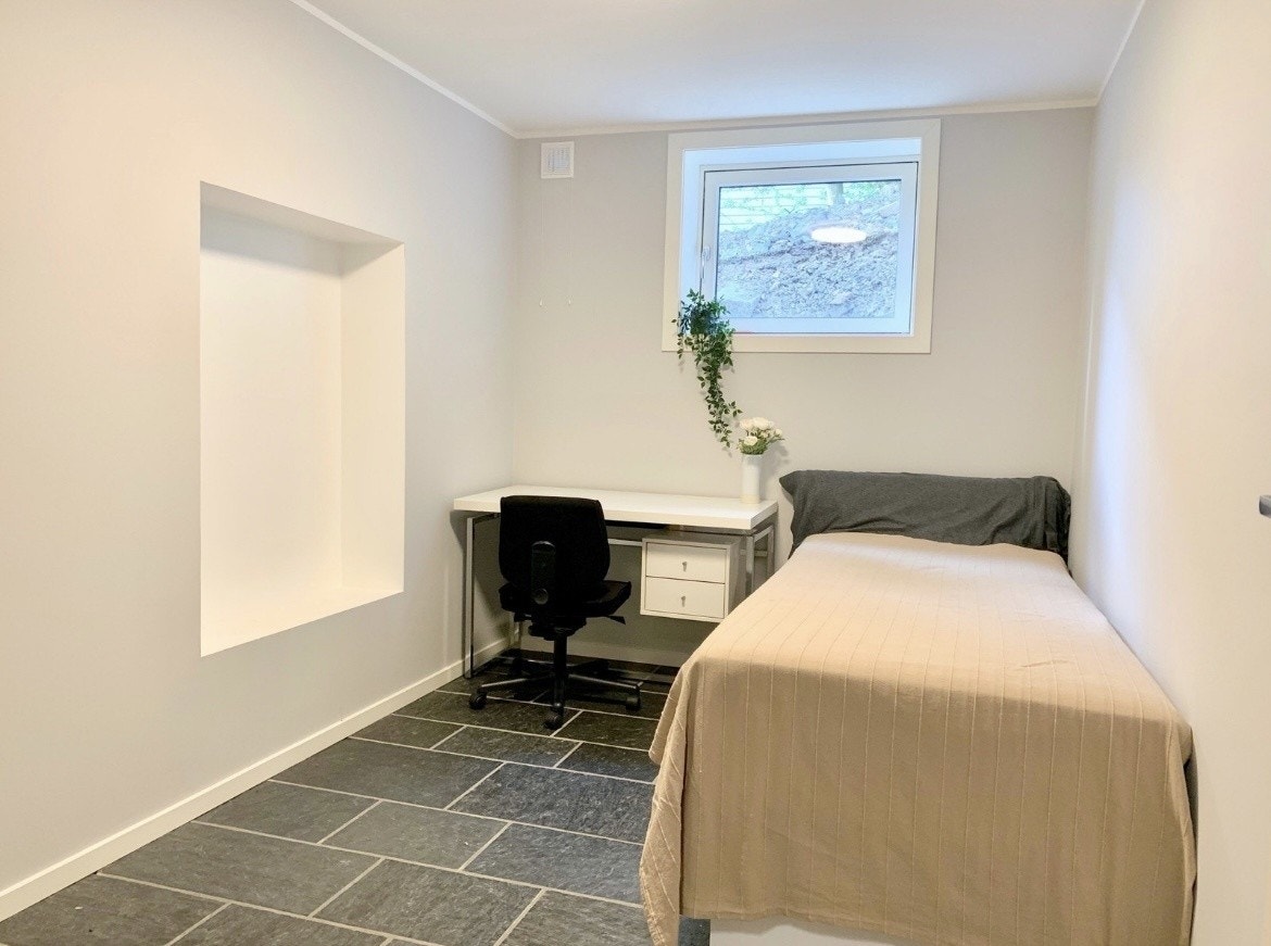 Superkoselig og fint rom til 6.700 pr mnd ink fibernett, møbler og hvitevarer. Galleribilde