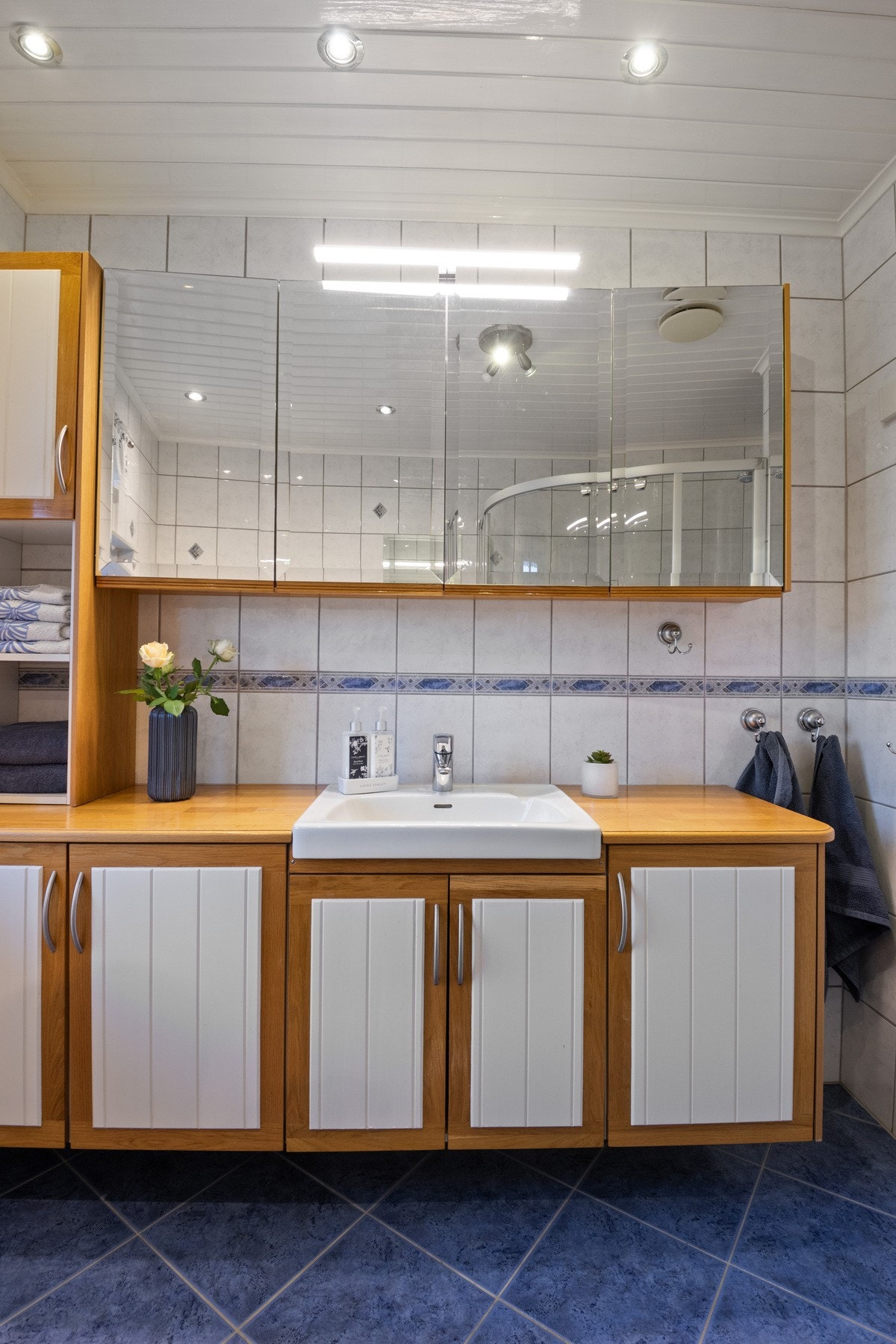 Badet i første etasje ligger fint til ved soverommene, og fremstår som velholdt og pent. Galleribilde