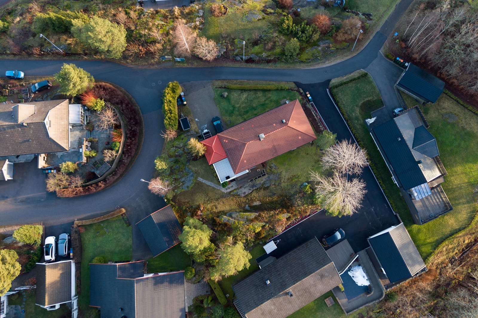 Tomten på 993,7 kvm er skrånende, nordøstvendt og frodig, med vintergrønn hekk, steinbelagt gårdsplass og gressplen rundt huset. Galleribilde