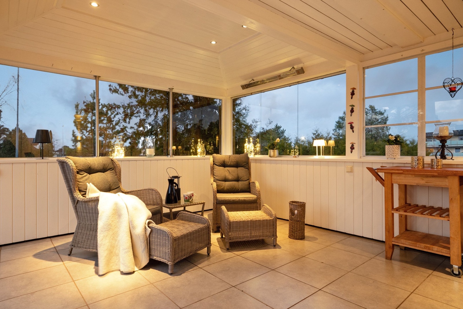 Fra stuen er det utgang til en stor, nordvestvendt terrasse med flislagt dekke, stemningsfull utebelysning, terrassevarmere og utmerket møbleringsfrihet. Galleribilde