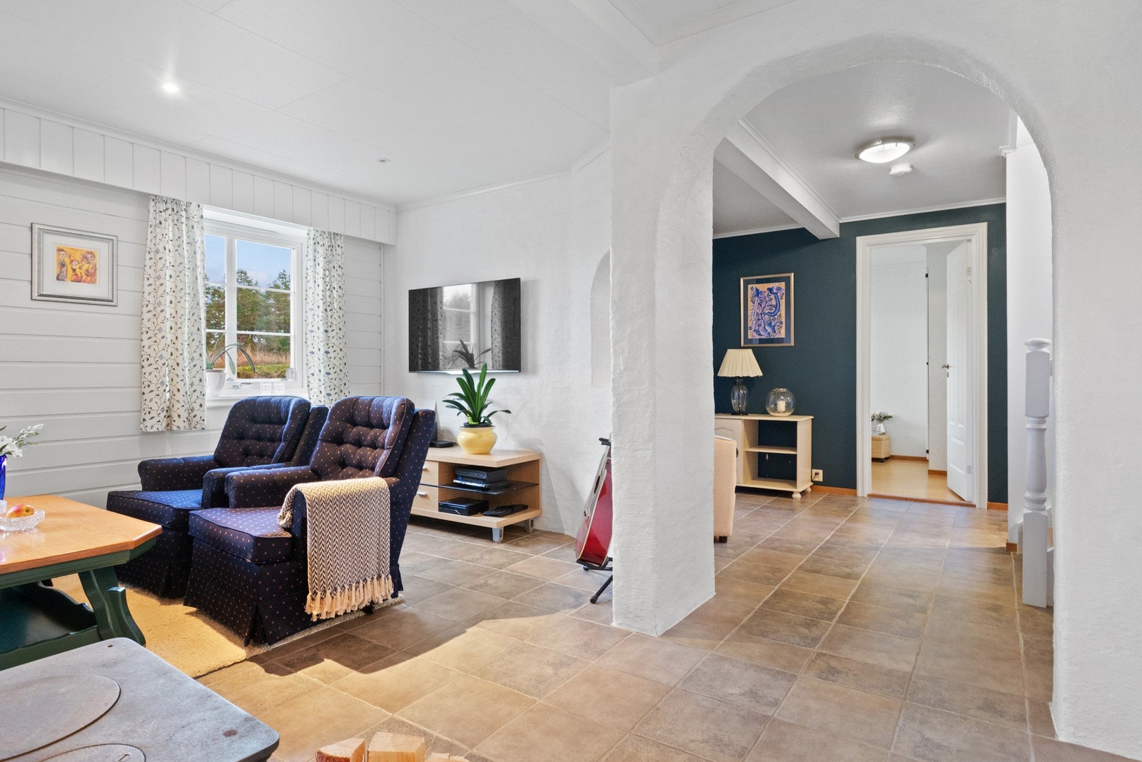 I kjelleren er det en lys og koselig stue med god møbleringsfrihet - et kjærkomment element for barnefamilier. Galleribilde