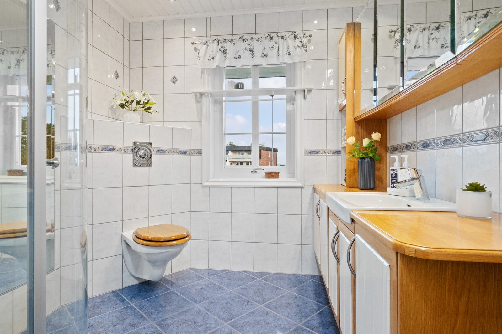 Eneboligen inneholder to bad/wc og et vaskerom. Galleribilde