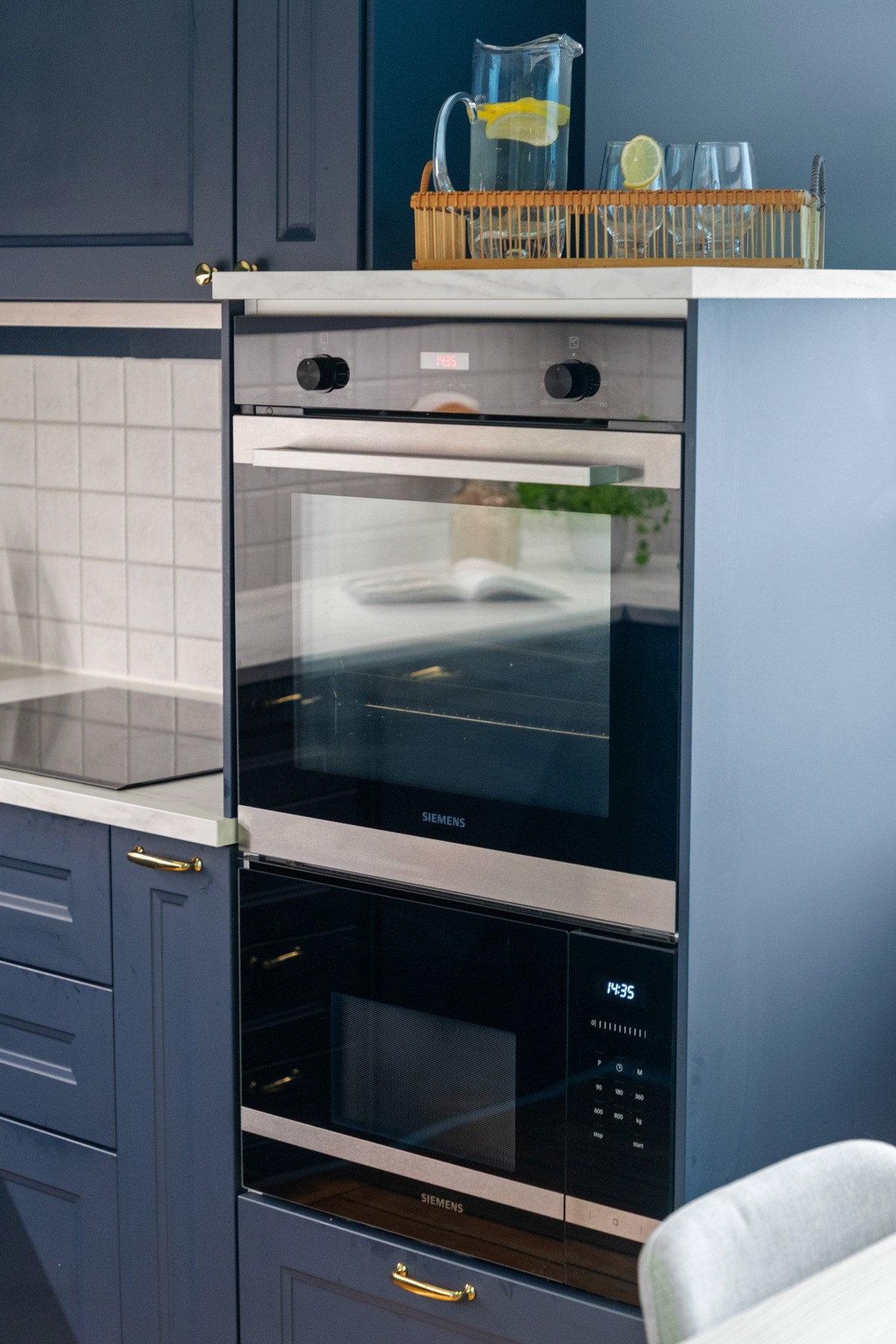 Videre er kjøkkenet utstyrt med integrerte hvitevarer som oppvaskmaskin, stekeovn og induksjonstopp. Galleribilde