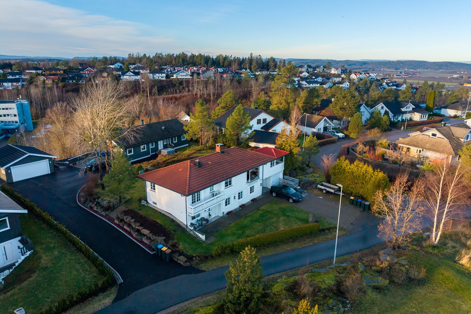 Omgivelsene er barnevennlige og rolige, med flotte turområder rett utenfor døra. Galleribilde