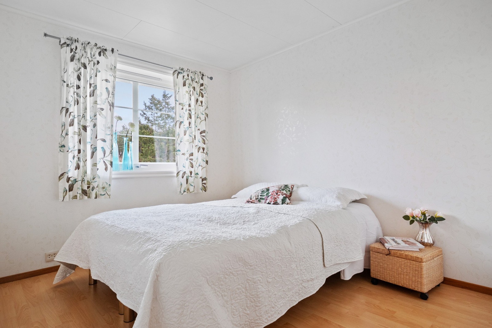 Det er tre gode soverom i eneboligen - to i første etasje og ett i underetasjen. Galleribilde