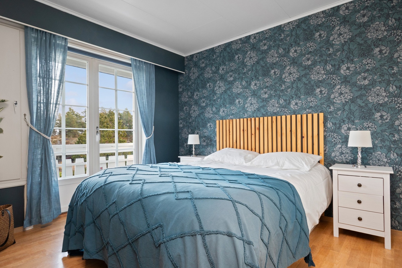 Hovedsoverommet har utgang til egen luftebalkong, og det ble montert kjølepumpe på rommet i 2019. Galleribilde