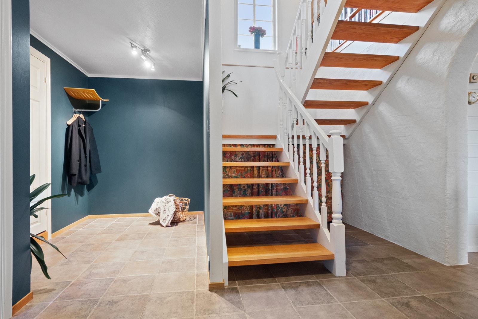 Neste rom er en romslig trappegang med god plass til garderobe. Galleribilde