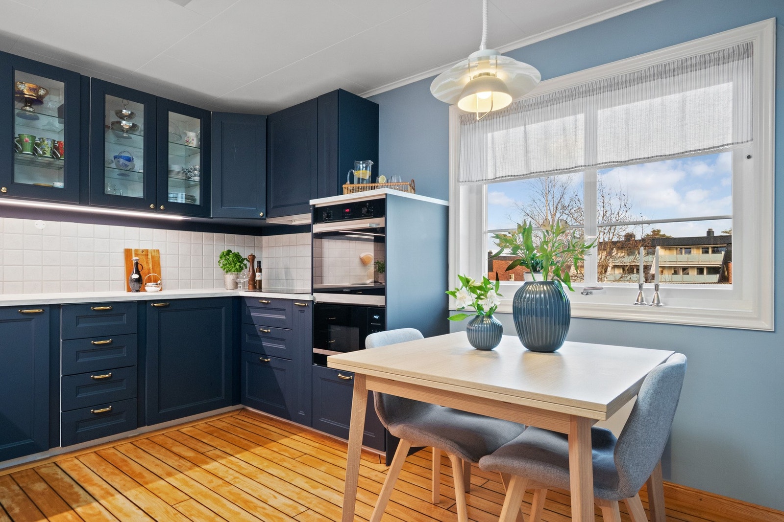 Kjøkkenet, som var nytt i 2023, har et klassisk og pent design med gode benkeflater og rikelig med oppbevaringsplass. Galleribilde