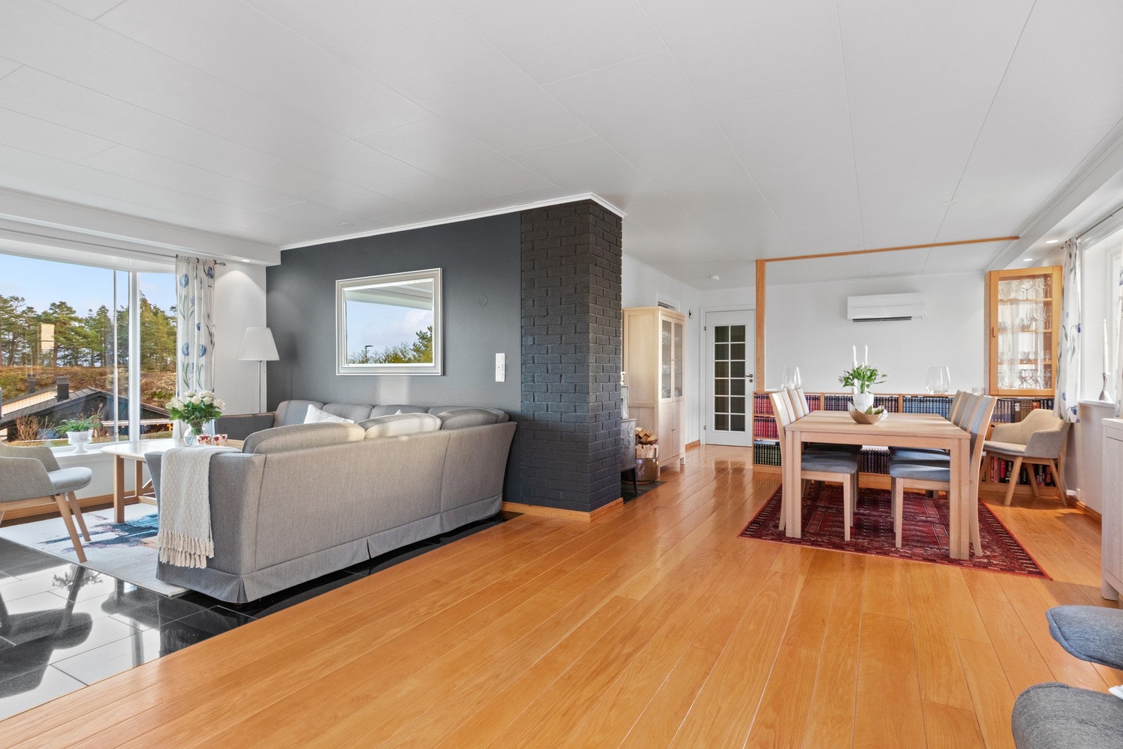 I rommet er det en god vedovn i støpejern, og i 2022 ble det montert en luft-til-luft varmepumpe. Galleribilde