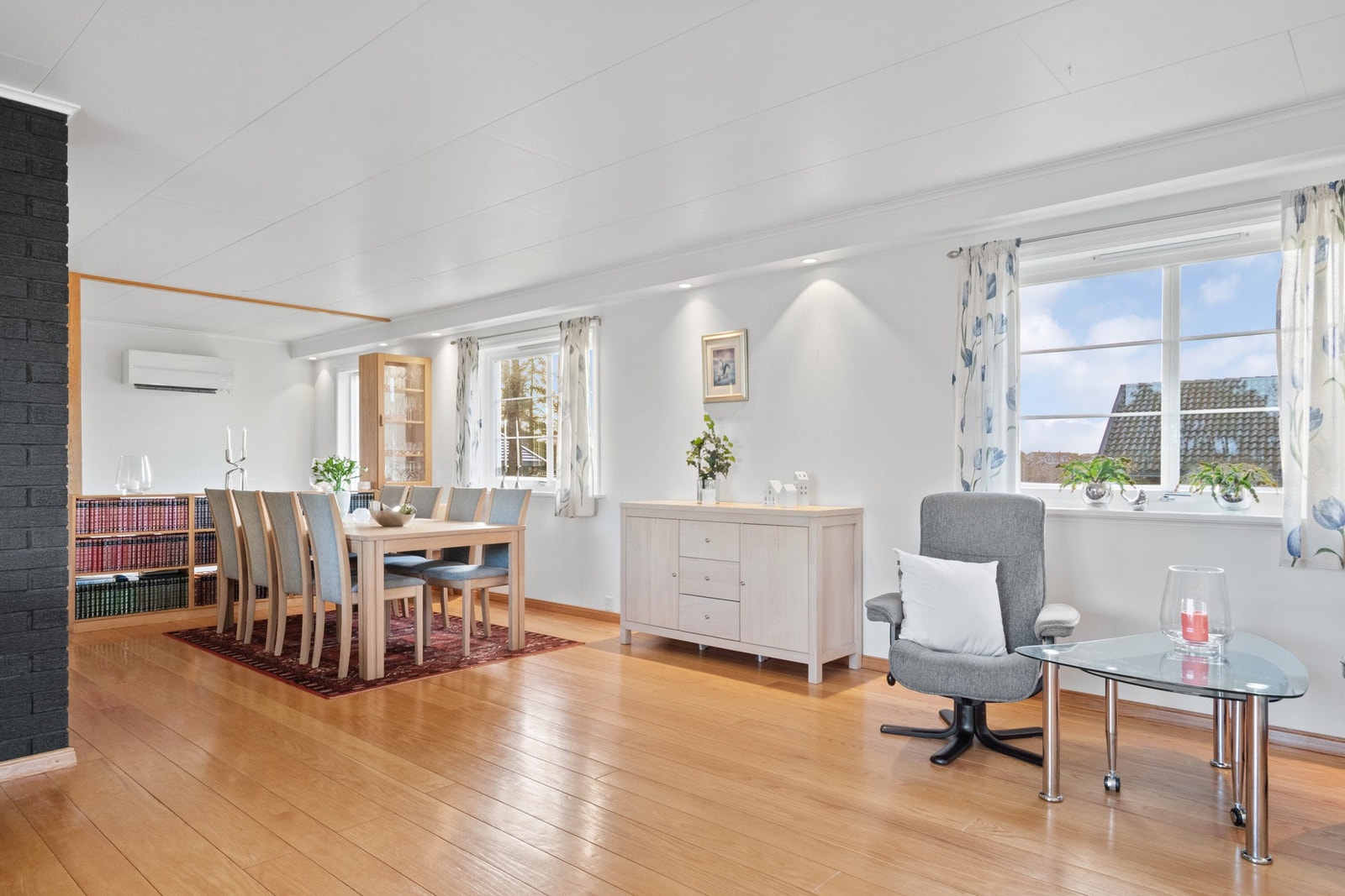 Stuen oppleves som innbydende og romslig, og den vinklede planløsningen gir fine, definerte soner for møblering. Galleribilde