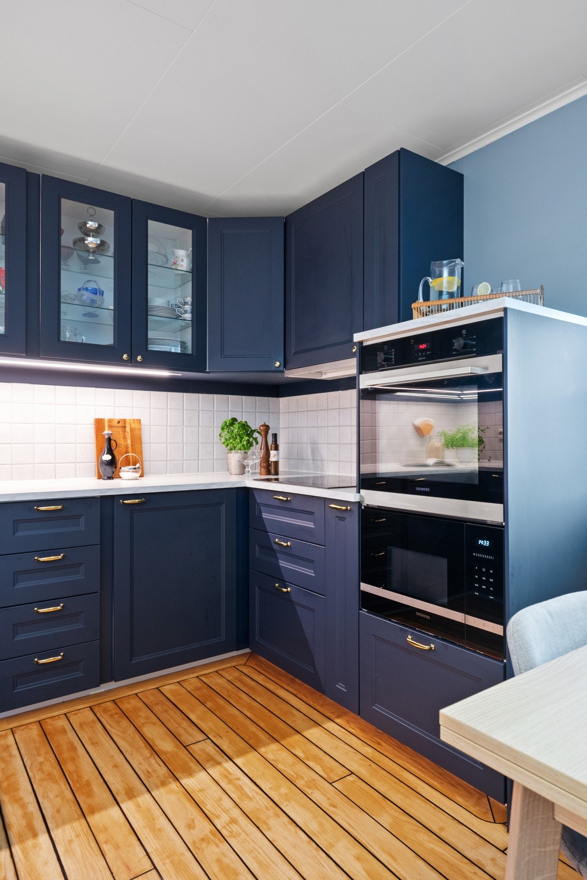 Veggene over benken er kledd med hvite fliser som står godt til resten av interiøret. Galleribilde