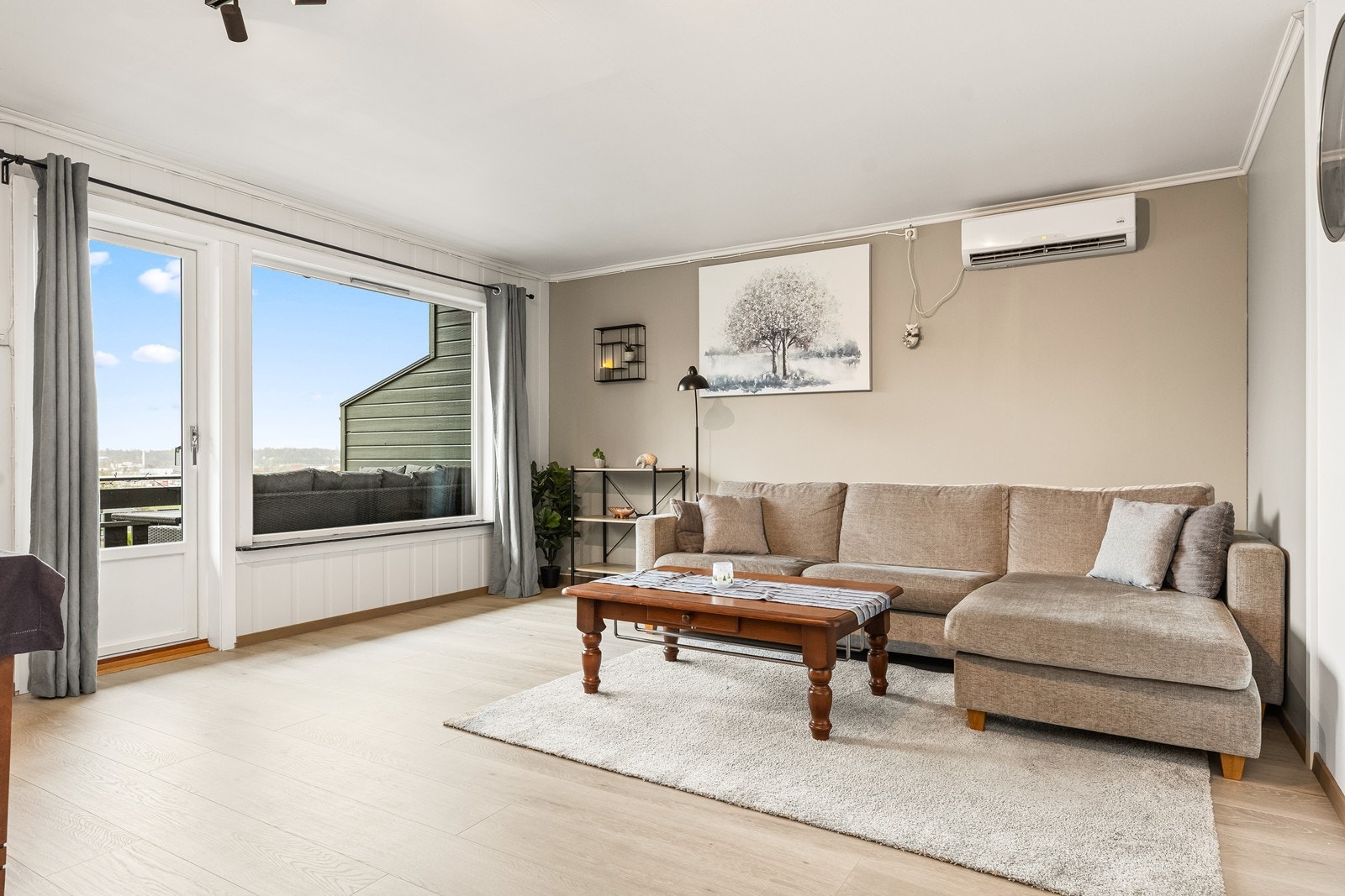 Rommet har en effektiv varmepumpe og store vindusflater som gir godt med lys. Galleribilde